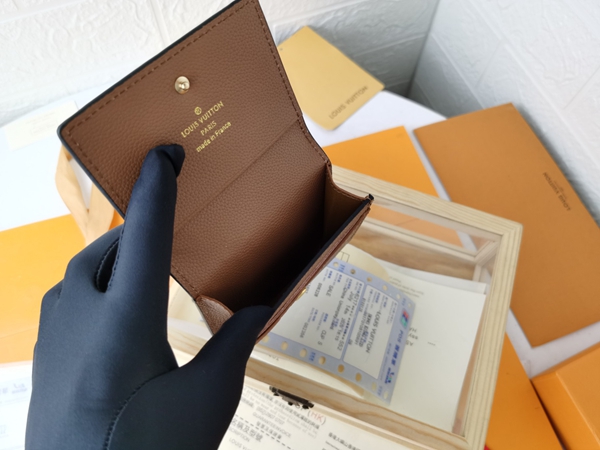 LVコピーウォレット着用イメージ